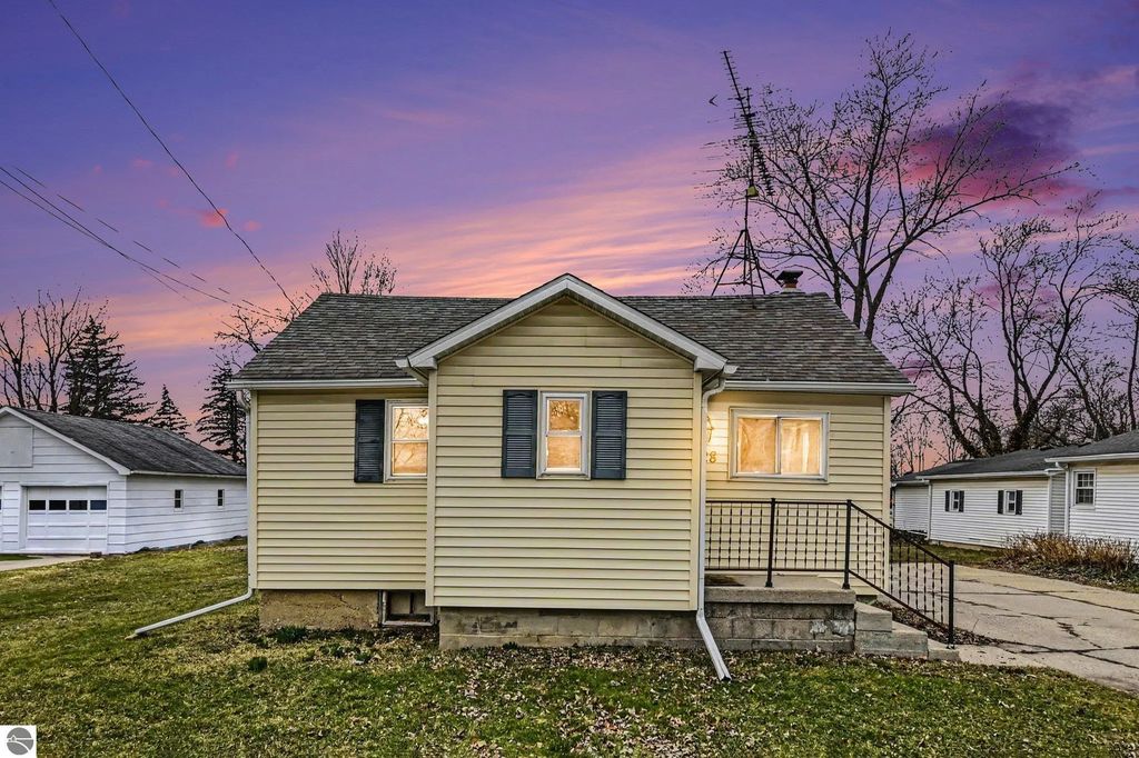 528 S Main Street Road, Fowler