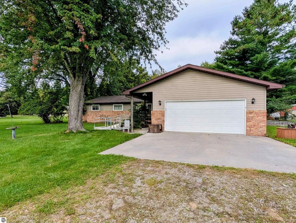 910 N Court Street, Au Gres