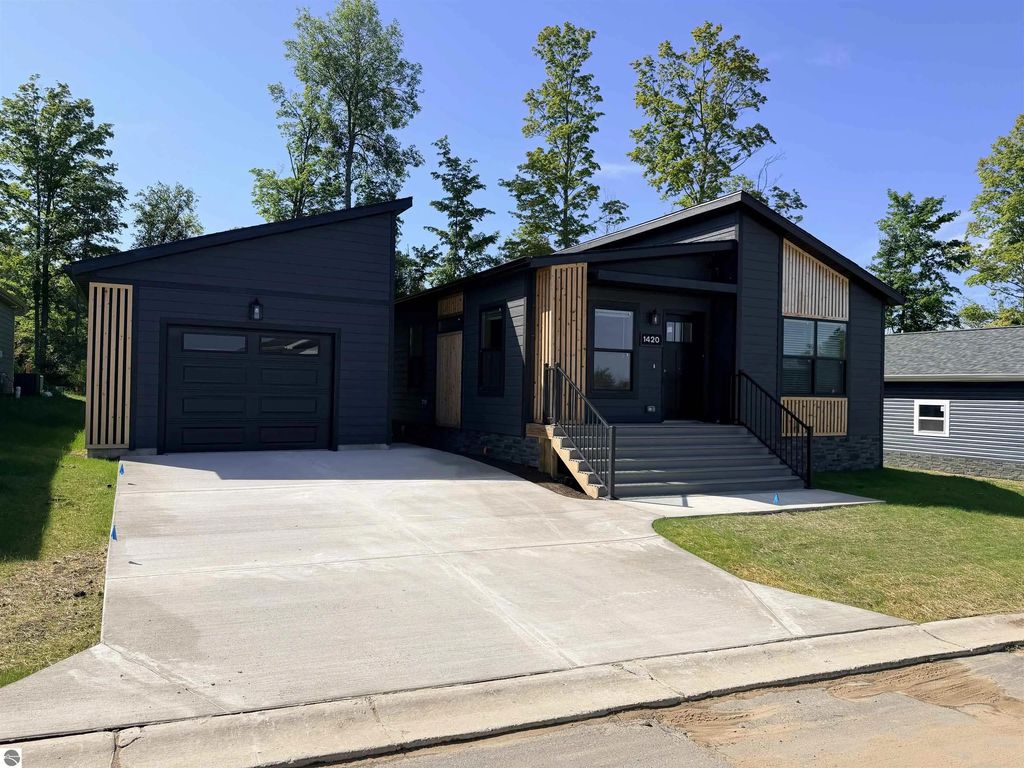 1420 New Horizons Trail, Traverse City