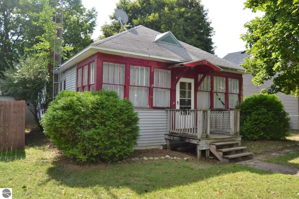 110 S 5th Street, Roscommon