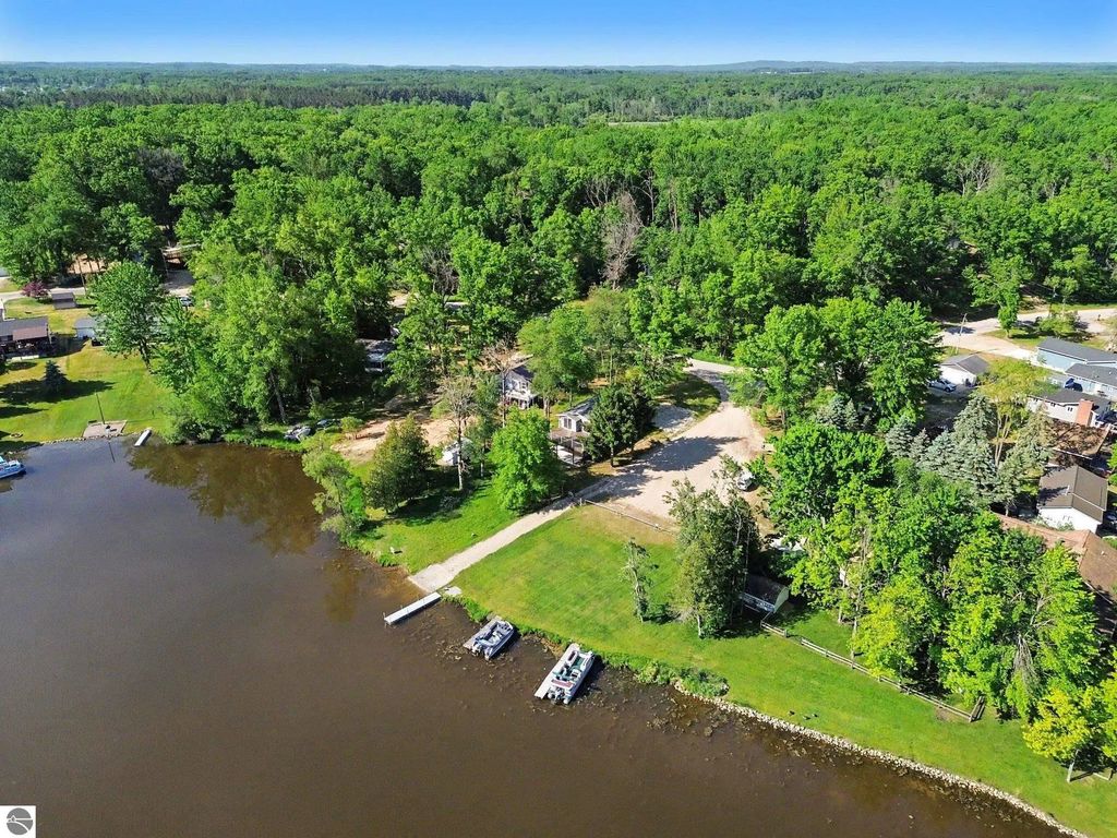 6820 W Shore Drive, Weidman