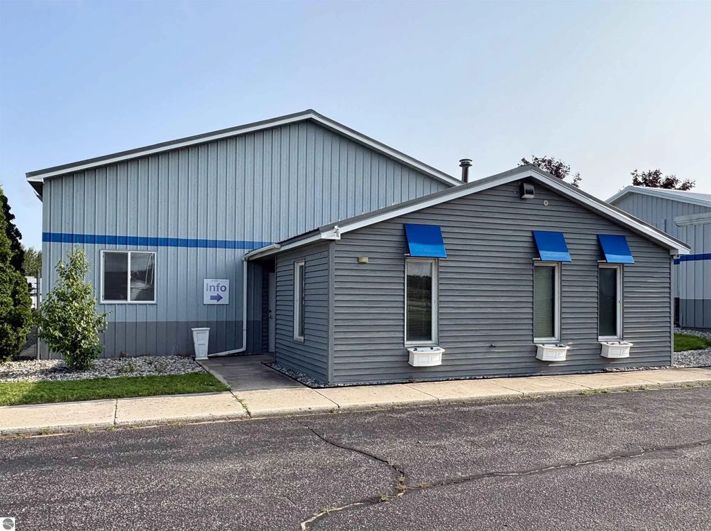 6631 E M-72 #a, Williamsburg