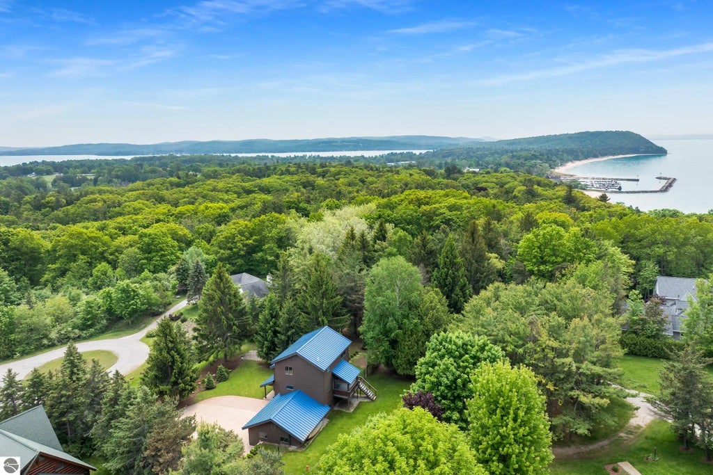 110 W Terrace Lane Commons, Leland