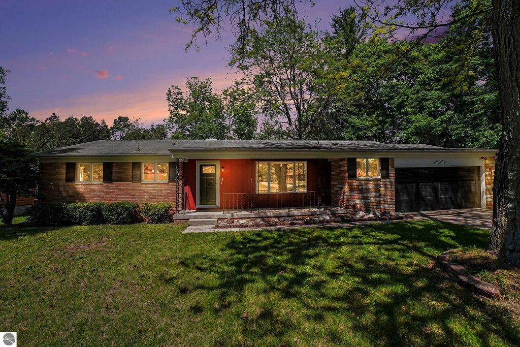 2071 E Ludington Avenue, Clare
