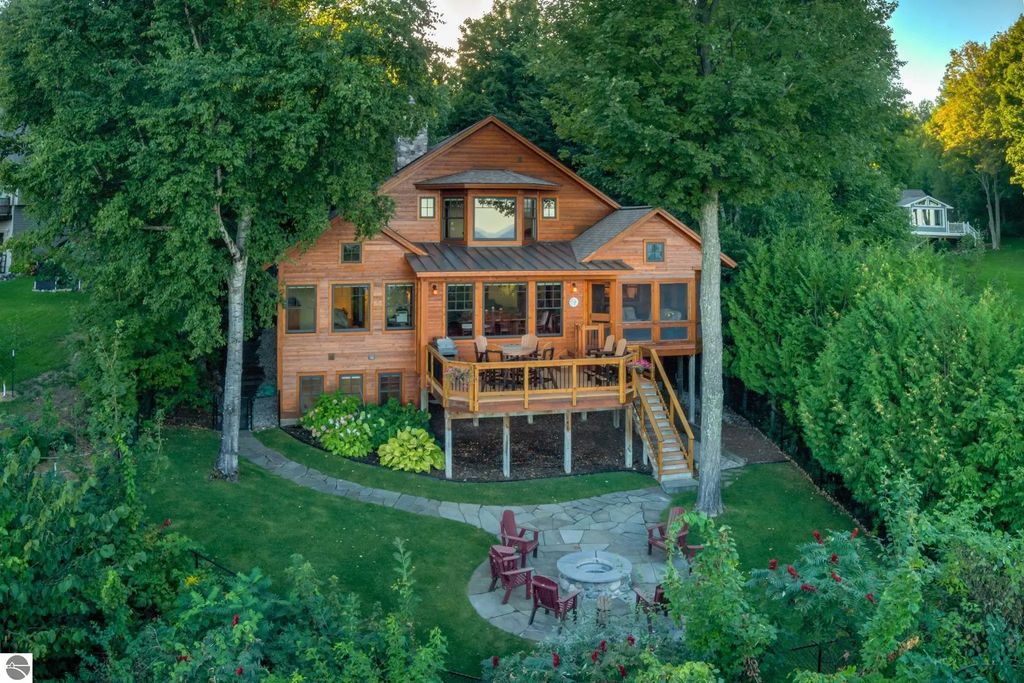 1221 S Bay View Trail, Suttons Bay