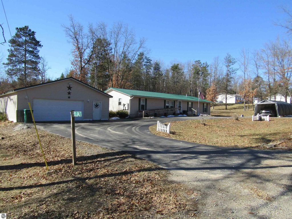 1662 Pontiac Trail, West Branch