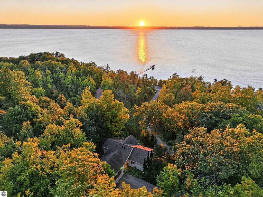 10101 Peninsula Drive, Traverse City