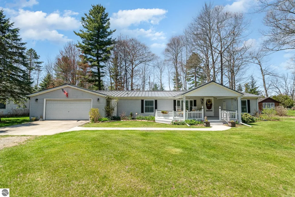 2423 West Drive, Tawas City