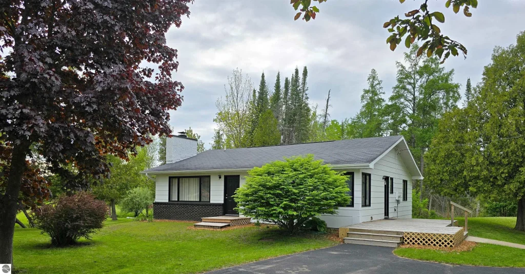 5693 E M 72, Williamsburg