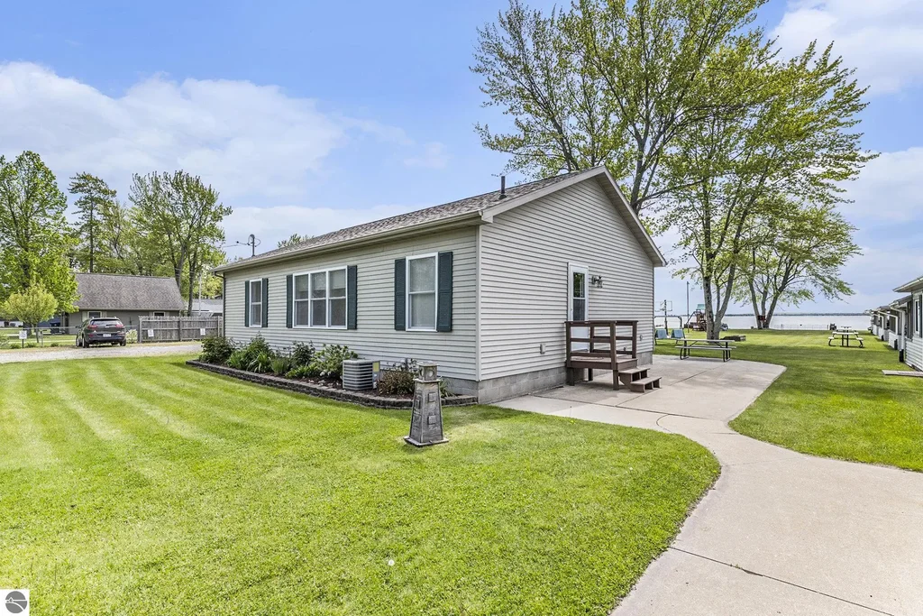 10913 E Houghton Lake Drive, Houghton Lake