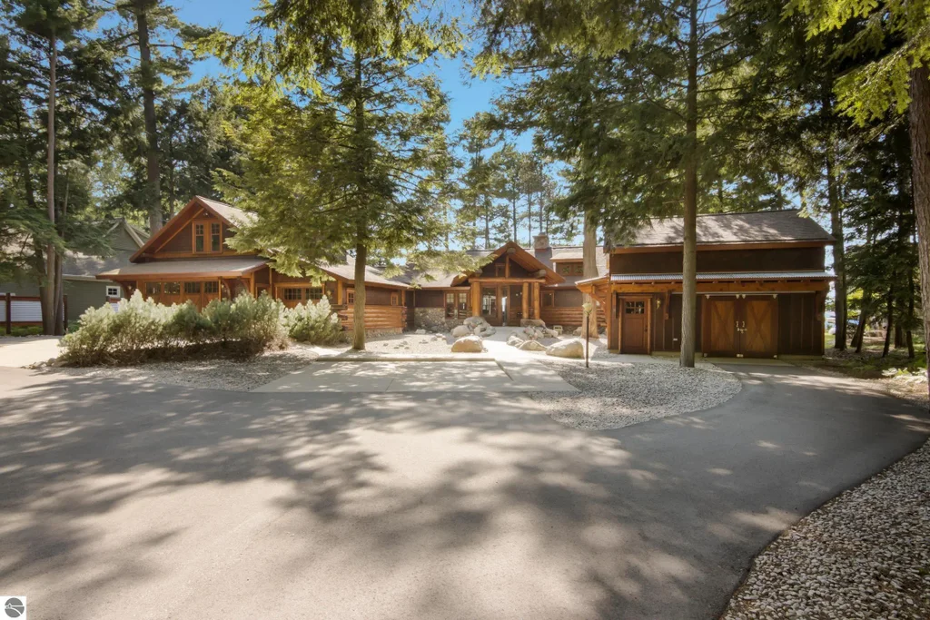 8739 Skegemog Point Road, Williamsburg