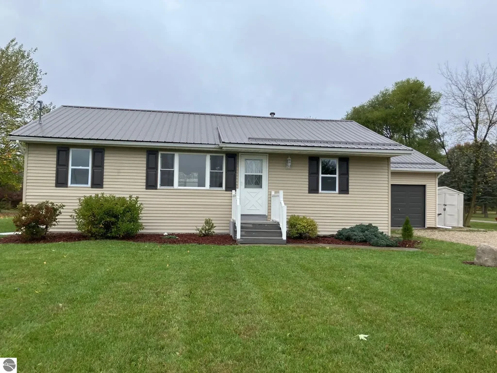 4471 N Mission Road, Rosebush