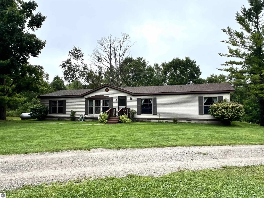8818 French Road, Alpena