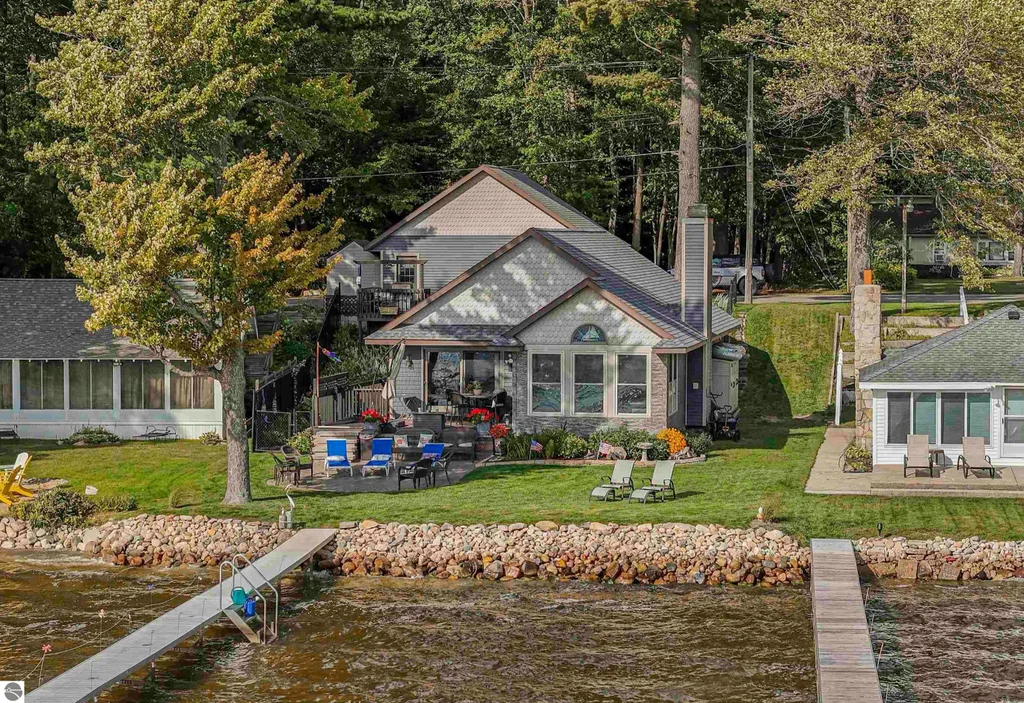 2263 E Lake Mitchell Drive, Cadillac