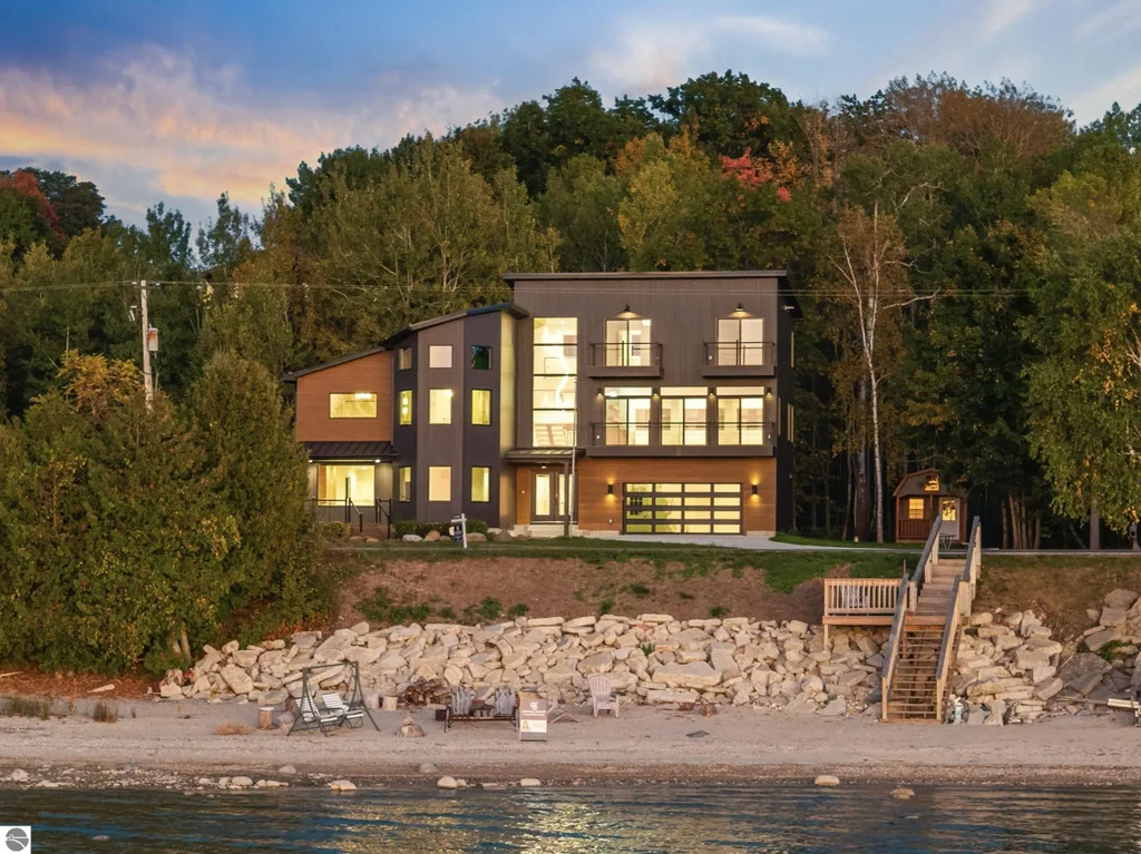 10191 Peninsula Drive, Traverse City