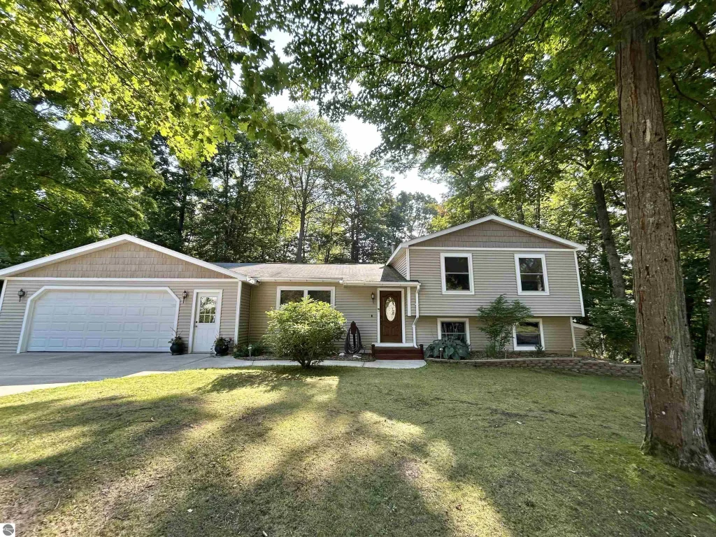 20854 Red Oak Drive, Lake Ann