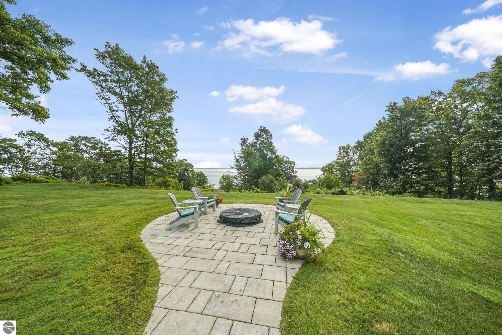 9546 Eastridge Drive, Traverse City