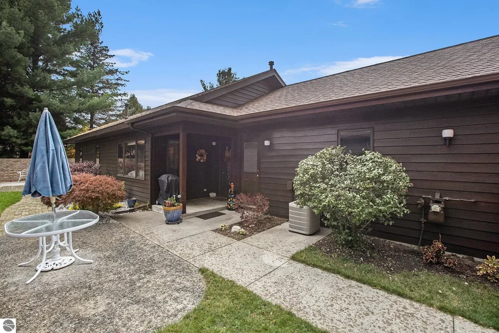 2051 Hammond Place E, Traverse City