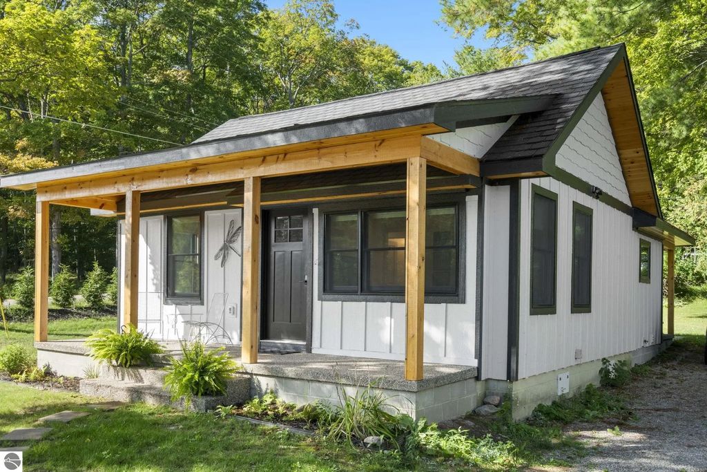 320 S Shabwasung Street, Northport