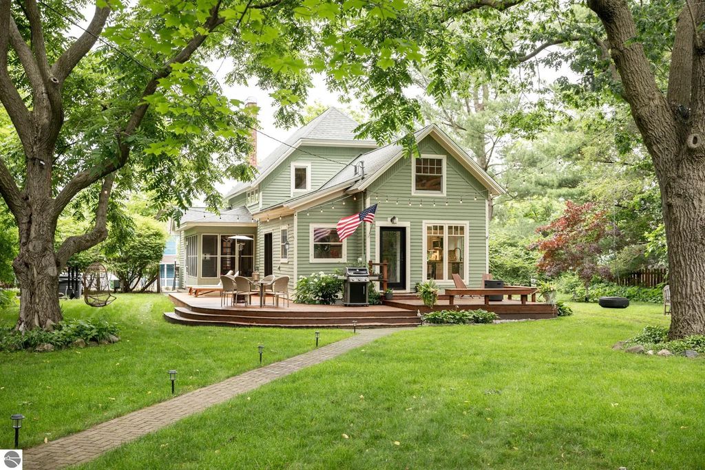 828 Washington Street, Traverse City