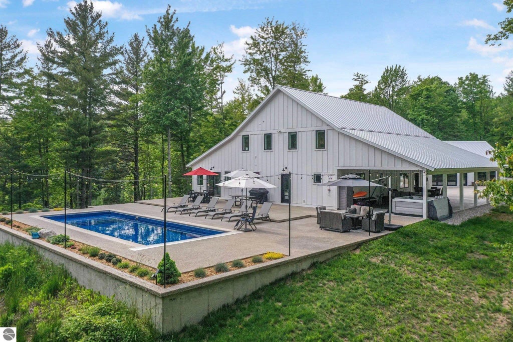 7683 Herendeene Trail, Lake Ann