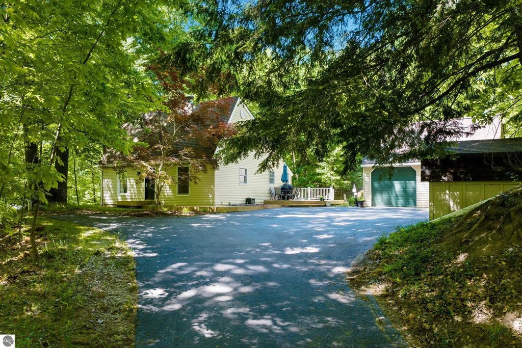 10520 S Dalzell Road, Traverse City