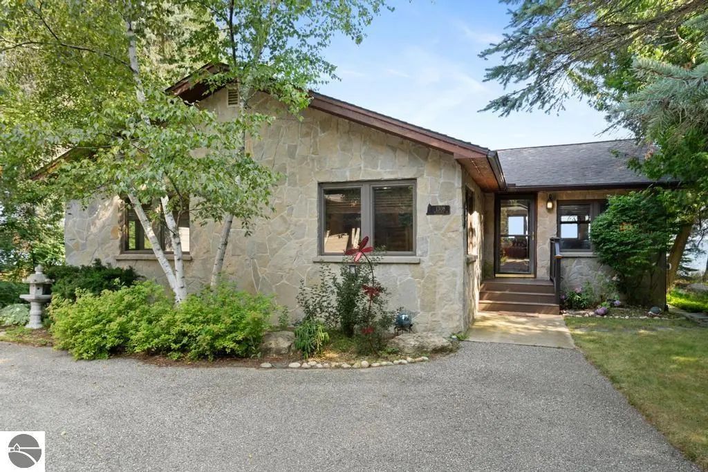1308 Wenniway, Mackinaw