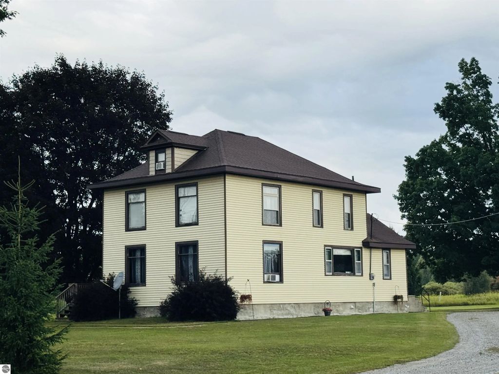 7146 River Road, Evart