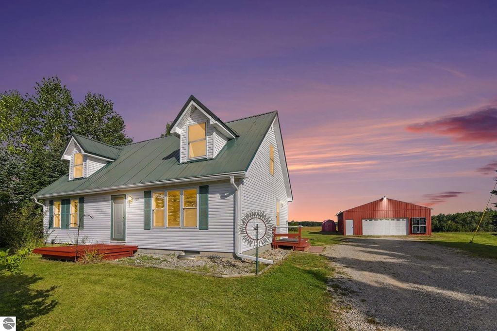 1688 W Center Road, Kingsley