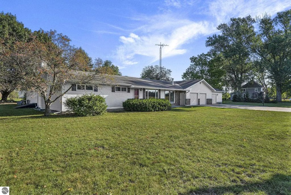 351 E Kasson Road, Maple City