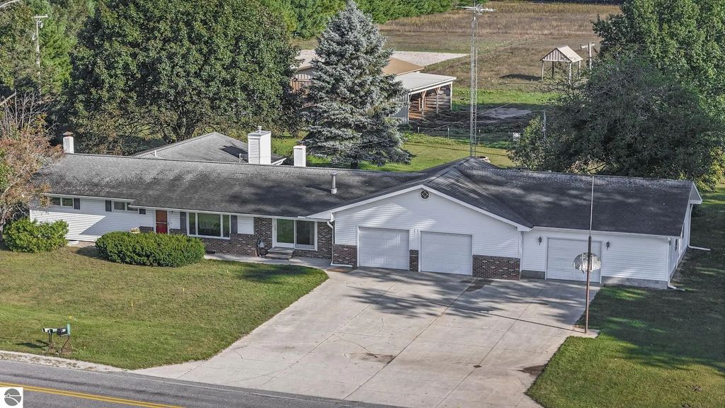 351 E Kasson Road, Maple City
