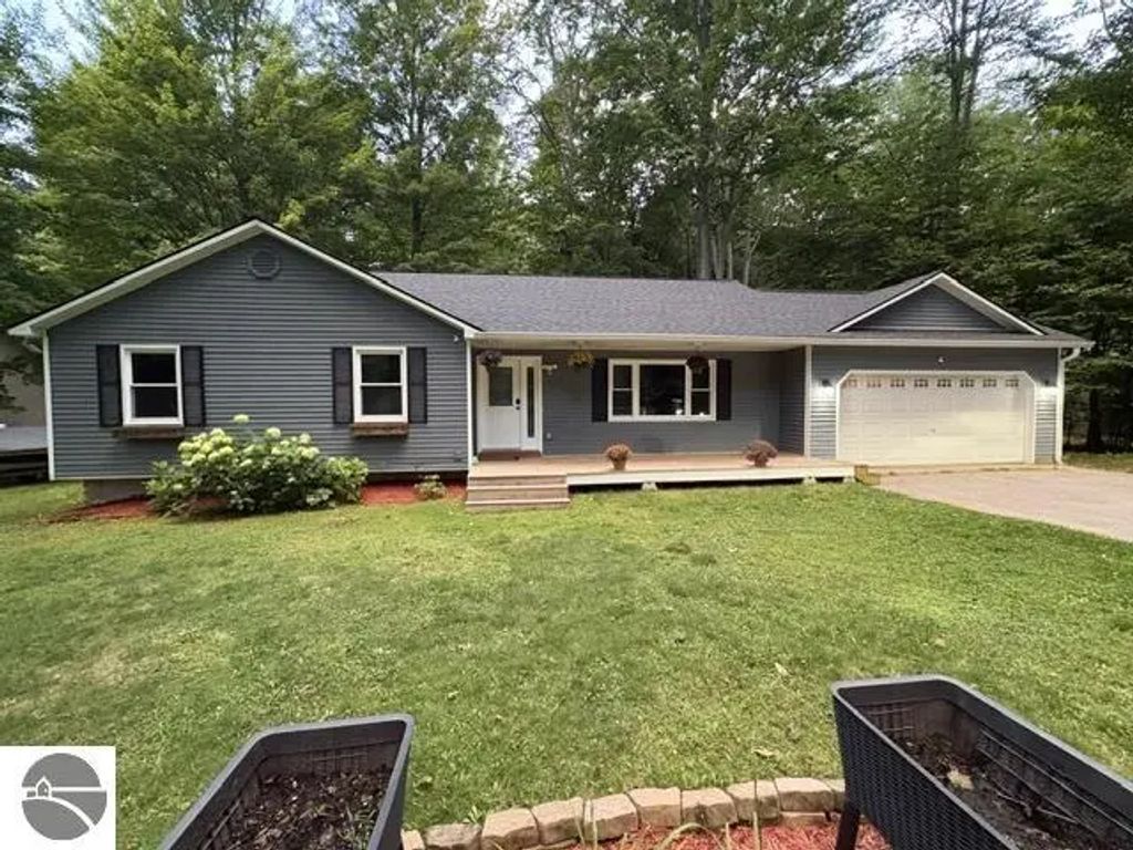 8570 Bent Pine Drive, Lake Ann