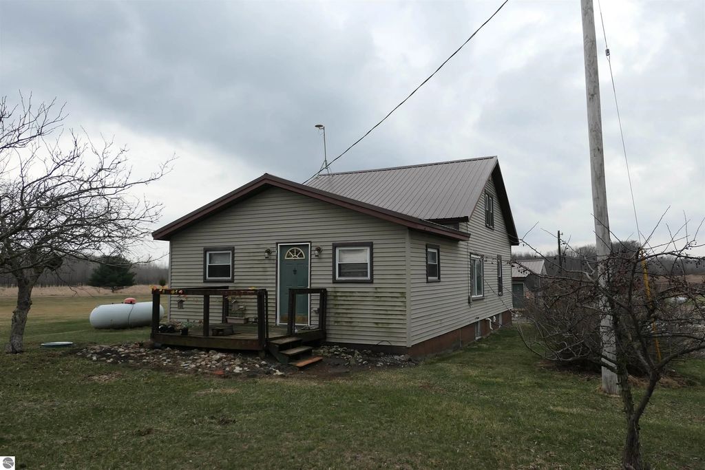 548 E Van Buren Road, Alma
