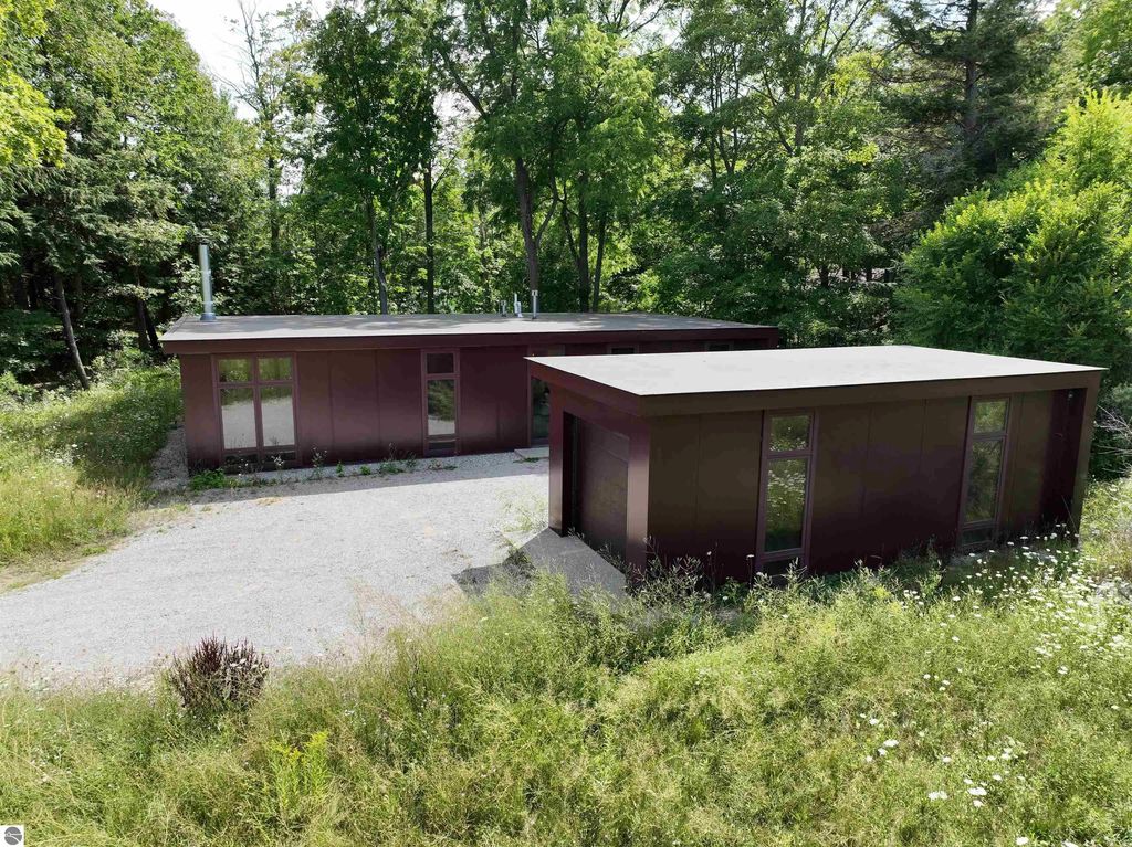 626 N Thunder Road, Northport