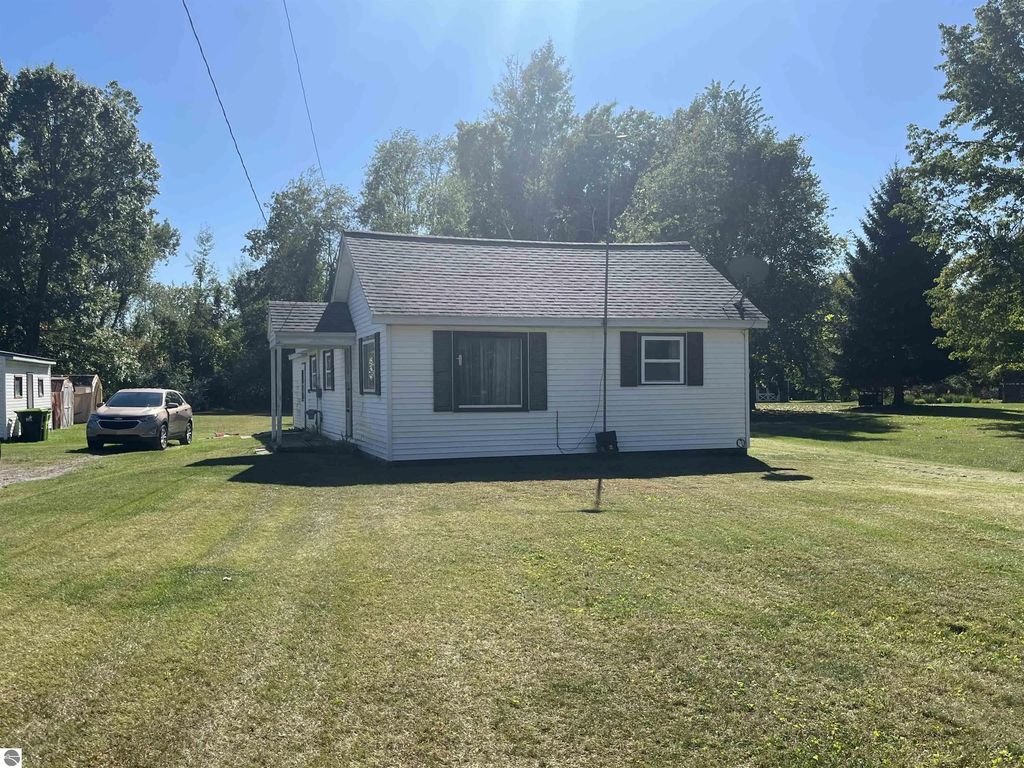 2096 E Coggins Road, Pinconning