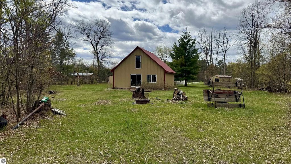 1496 17 Mile Road, Marion