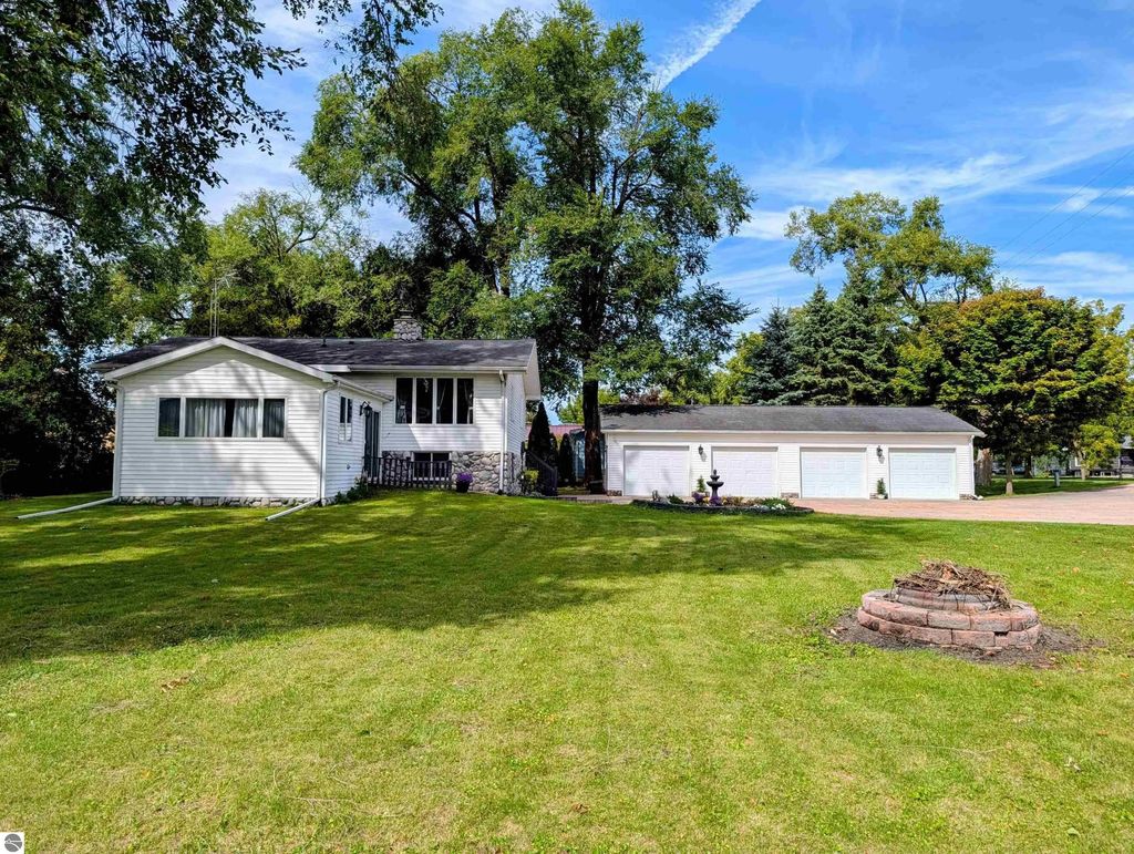 426 E Michigan Avenue, Au Gres