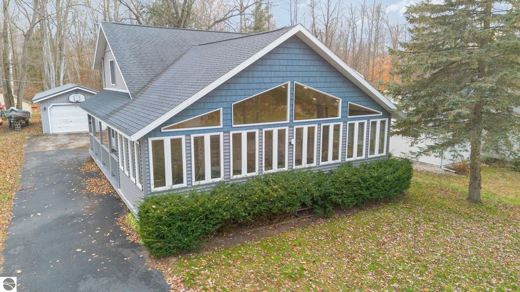 7549 Hillsdale Drive, Hale