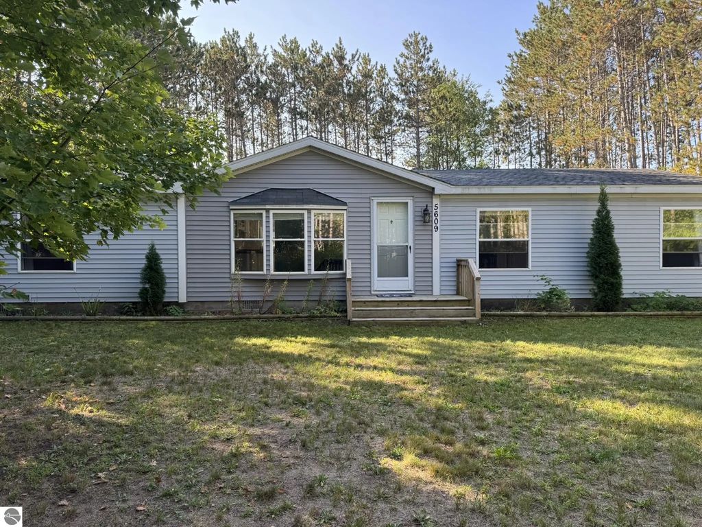 5609 Pine Aire, Grawn