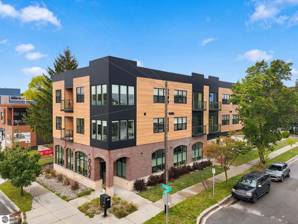 902 W Front, Traverse City