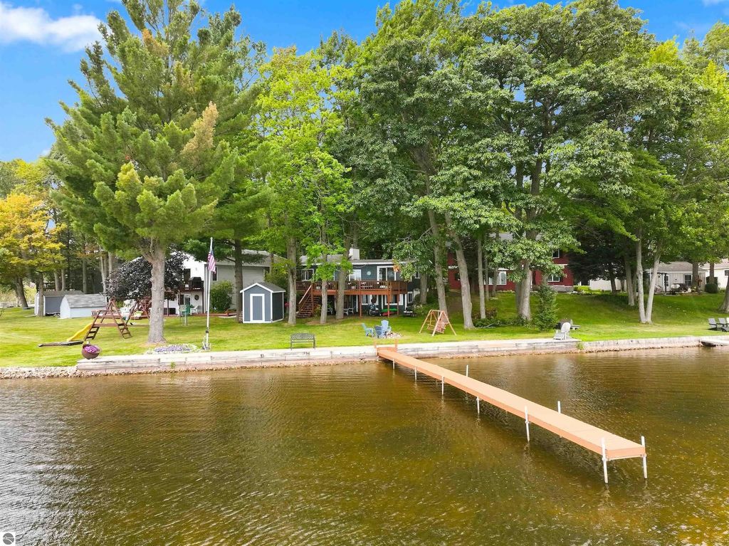 281 W Lake Drive, Cadillac