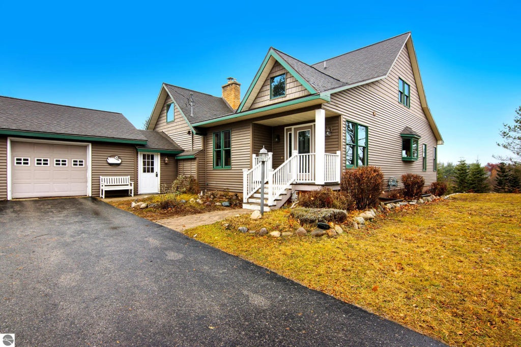 211 N Beech Street, Bellaire