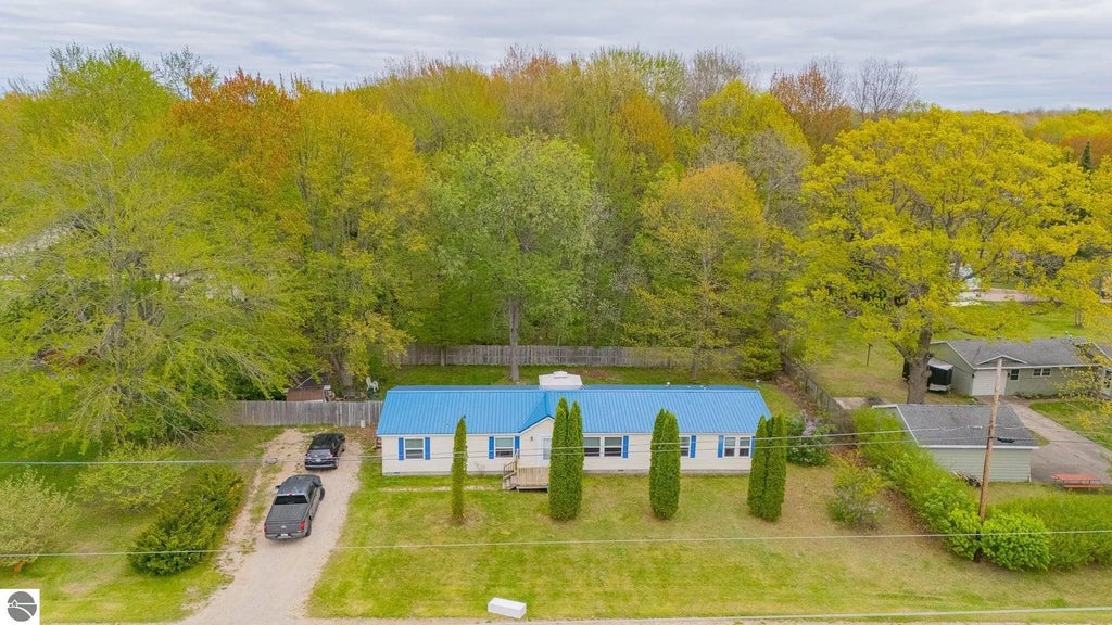 299 Cloverleaf Lane, Houghton Lake