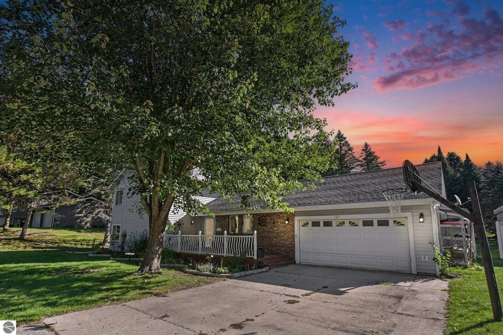 127 Blossom Avenue, Cadillac