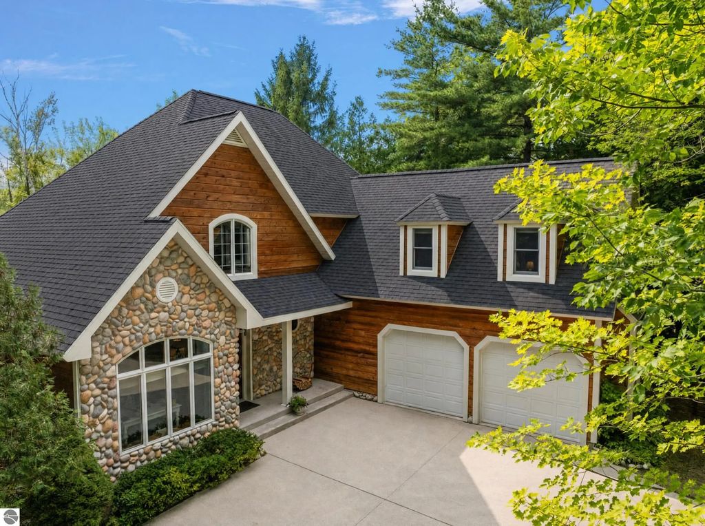 407 N Twin Pines Drive, Lake Leelanau