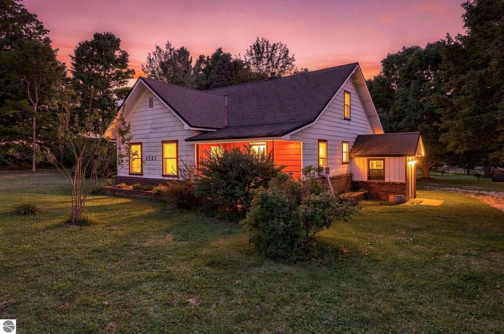 1523 Se Hatley Road, Fife Lake