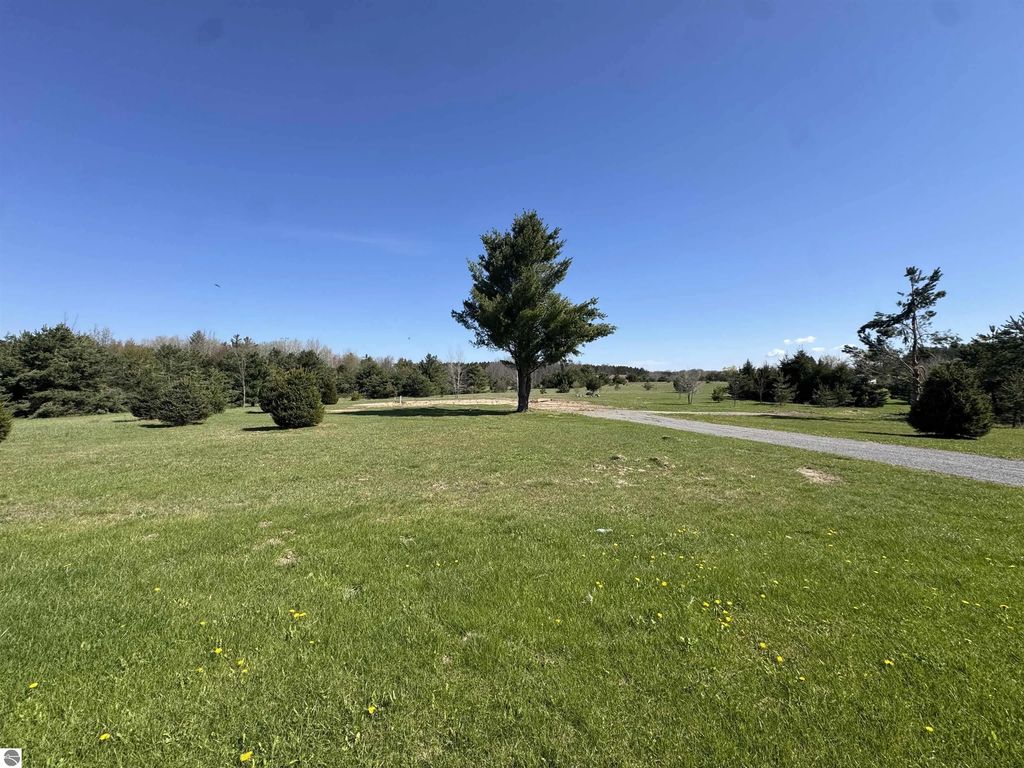 8343 E 30 Road, Cadillac