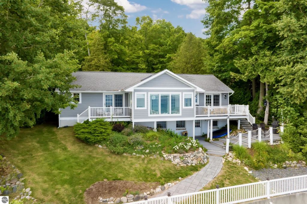 705 S Nanagosa Trail, Suttons Bay