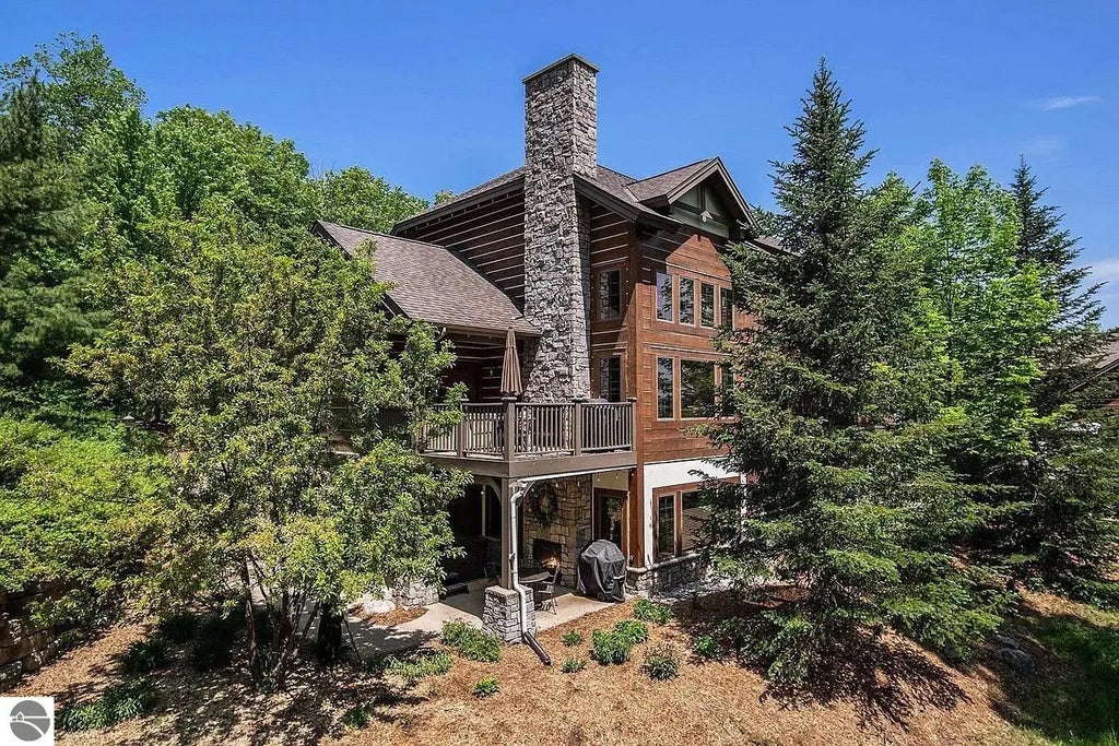 01690-1b E Strasse Private 1b 25% Fra, Boyne City