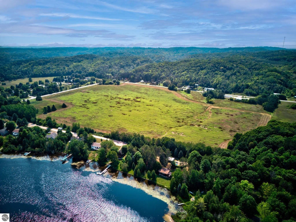 N M-88, Central Lake